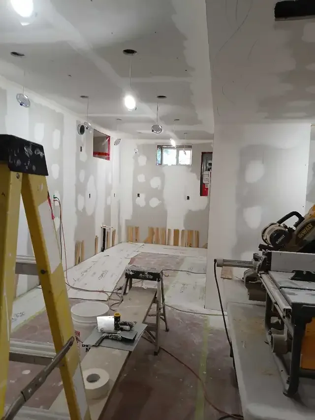 drywall,taper, mud, spray finish, more in Renovations, General Contracting & Handyman in London - Image 2