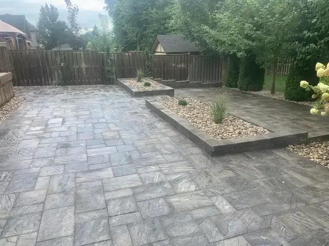 interlocking bricks & retaining walls in Interlock, Paving & Driveways in London - Image 6