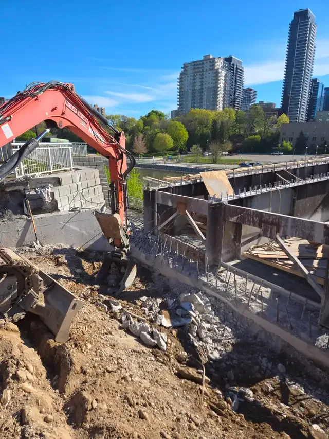DEMOLITION, JUNK REMOVAL & HAULING in Renovations, General Contracting & Handyman in London - Image 5
