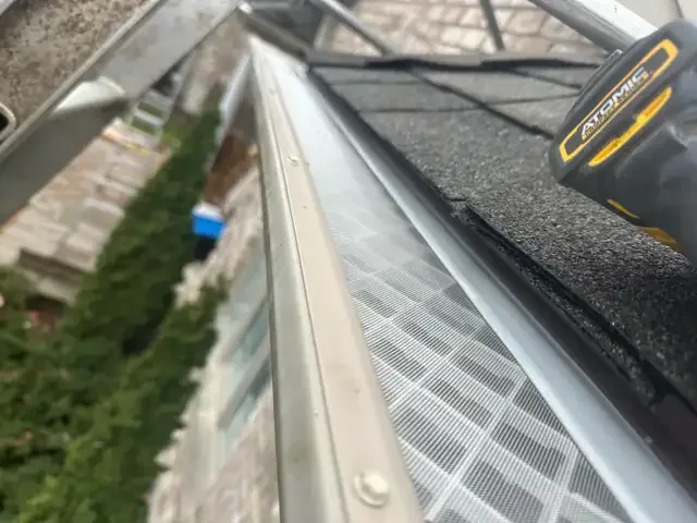 eavestrough cleaning and repairs gutter guards & tree cutting in Lawn, Tree Maintenance & Eavestrough in London - Image 5