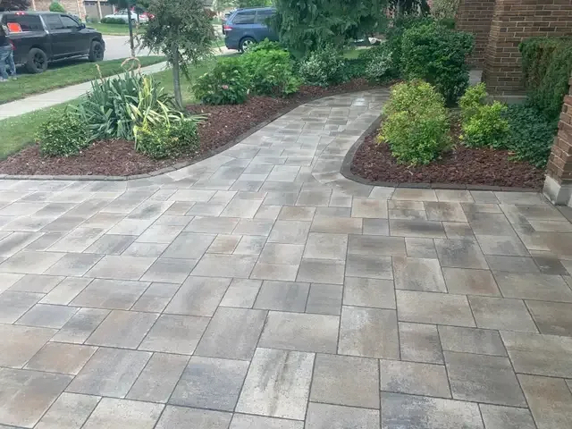 interlocking bricks & retaining walls in Interlock, Paving & Driveways in London - Image 5