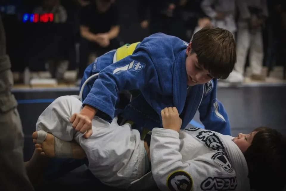 Kids BJJ guard pass pressure technique during youth tournament in London Ontario – MPV | Mike Popovici Visuals
