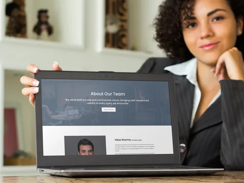 businesswoman-with-pc-laptop-mockup-template.png